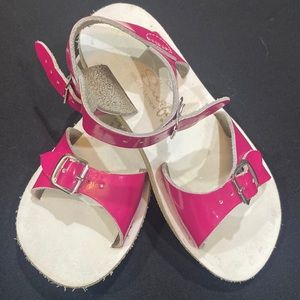 Patent leather pink surfer sandals